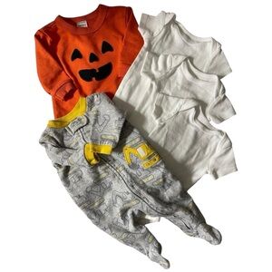 Carter's Newborn onesies, footies, one piece Lot of 5 New Baby EUC